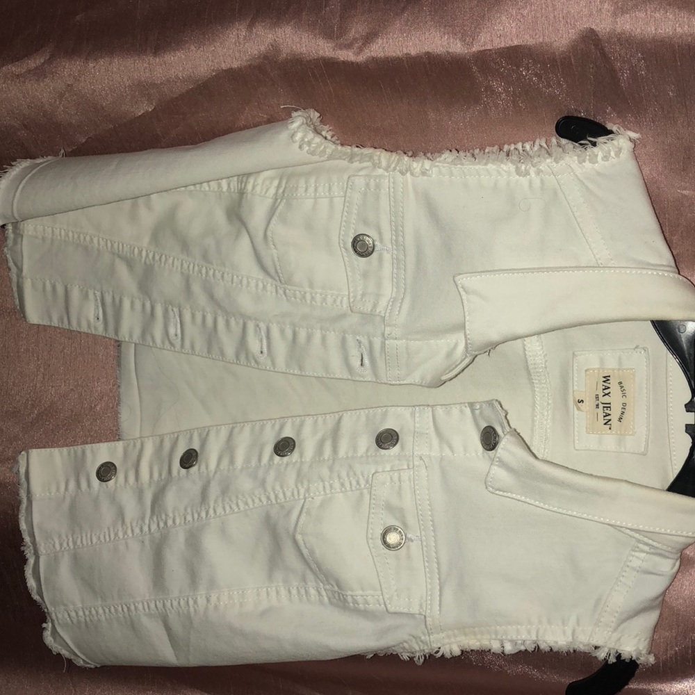 Sleeveless jacket